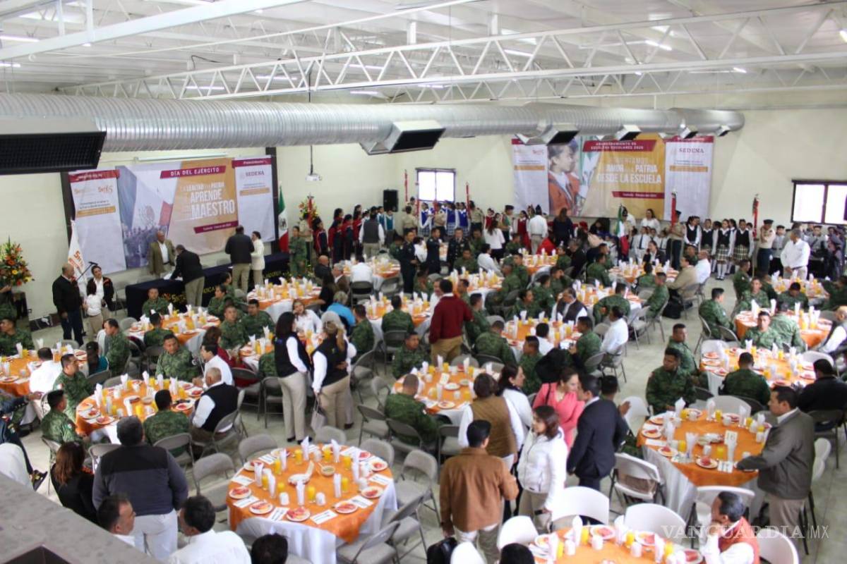 $!Reconoce delegada de la sección 5 del SNTE labor del Ejército y le refrenda el apoyo del magisterio coahuilense