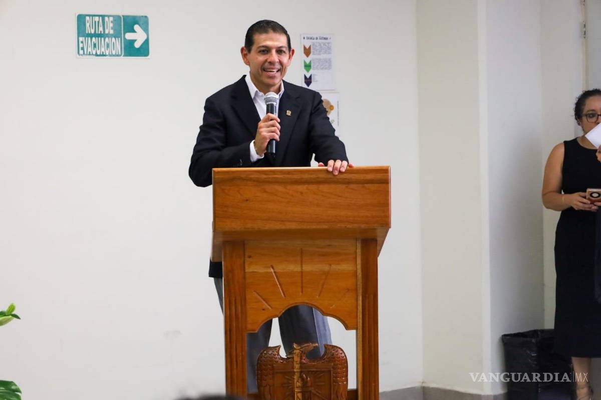 $!Octavio Pimentel, rector de la UAdeC, tomó protesta a Omar Hassan Soto Hernández como director de la Escuela de Sistemas.