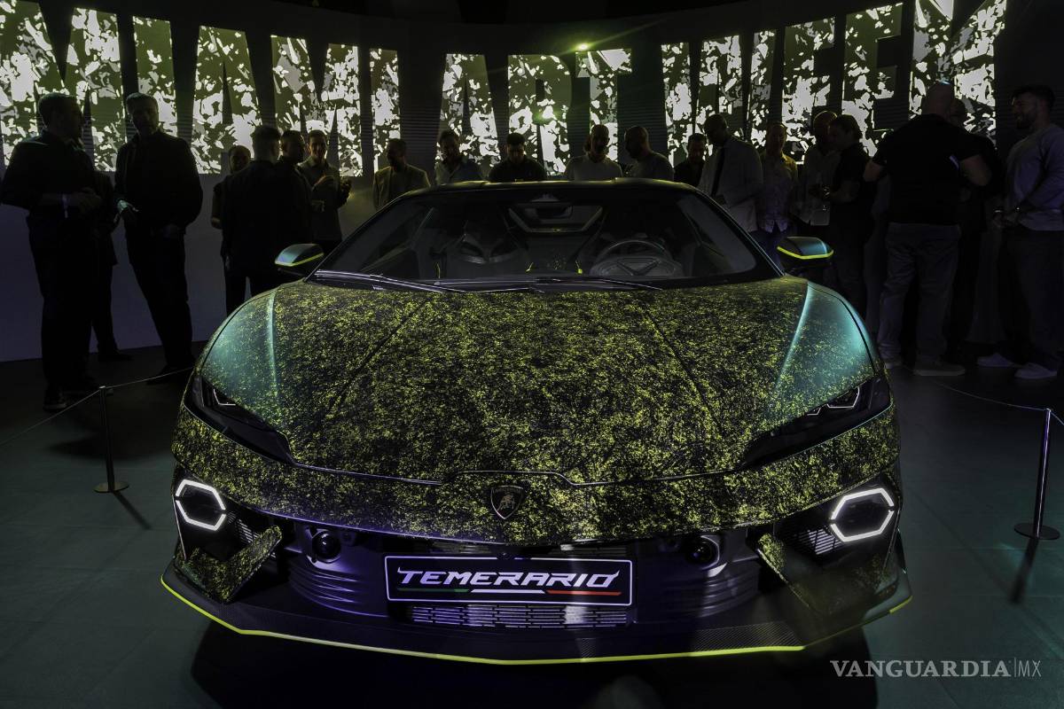 $!Fotografía que muestra el automóvil 'Temerario' de Lamborghini, su primer superdeportivo con un motor V8 biturbo, en la feria de Art Basel de Miami Beach.