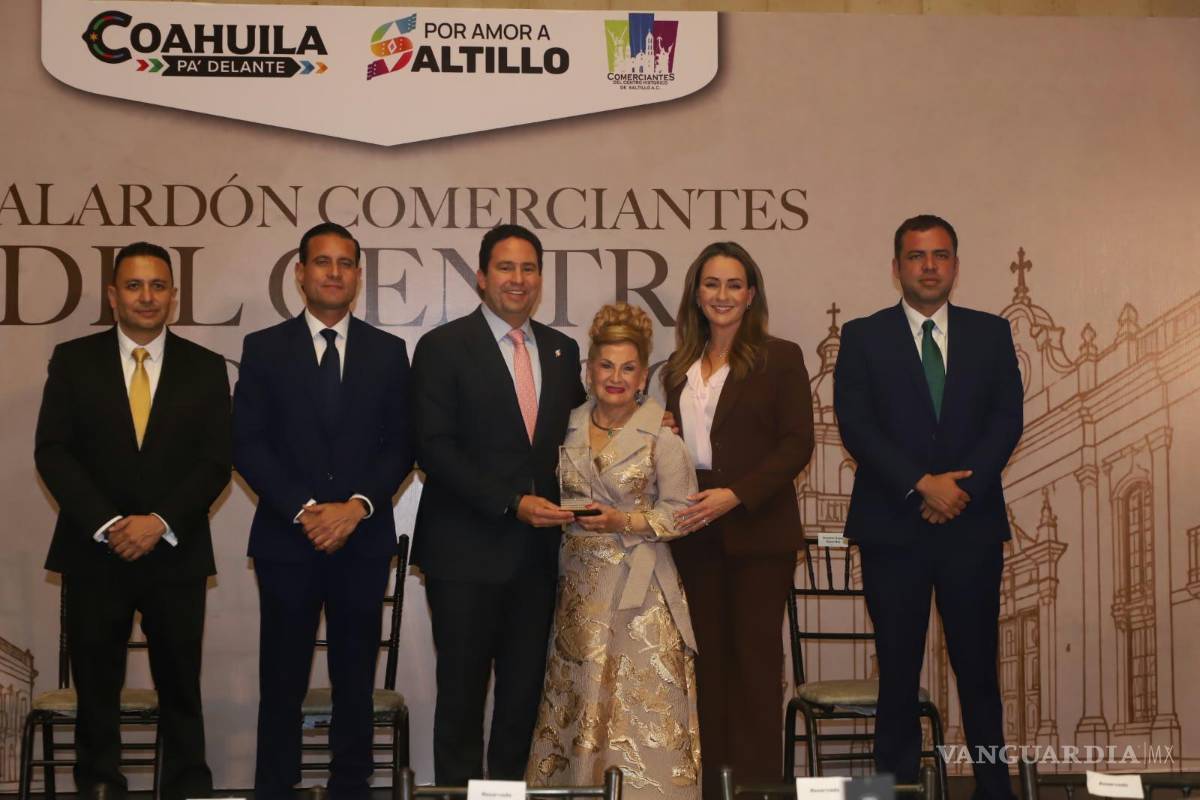 $!La entrega del galardón a Yolanda Saldaña de Treviño, de Zapatería Francis, por su perseverancia emblemática.