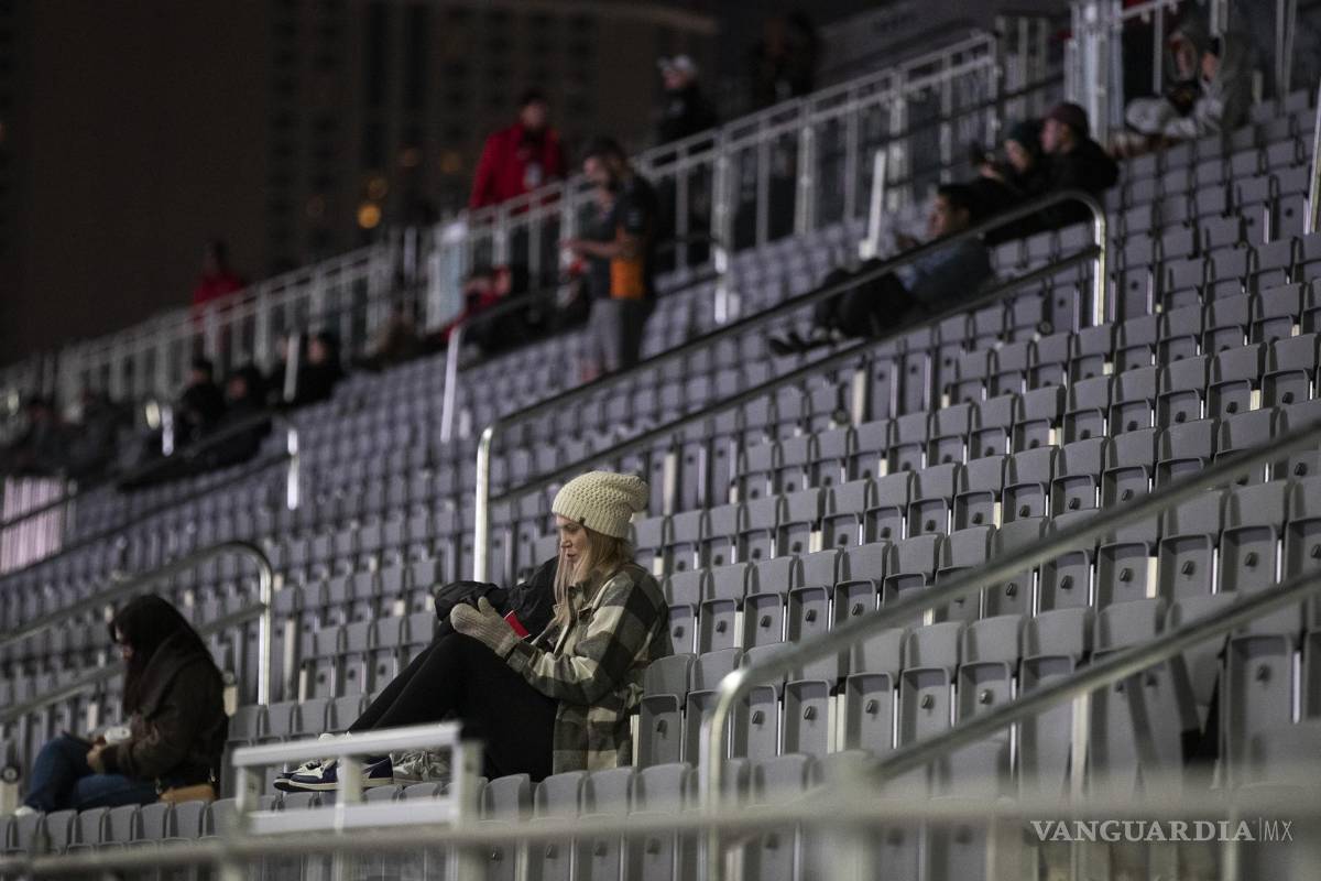 $!La gente que se dio cita para presenciar las prácticas, finalmente fue desalojada cuando se reanudaron las acciones, pese a que ya habían esperado cinco horas.