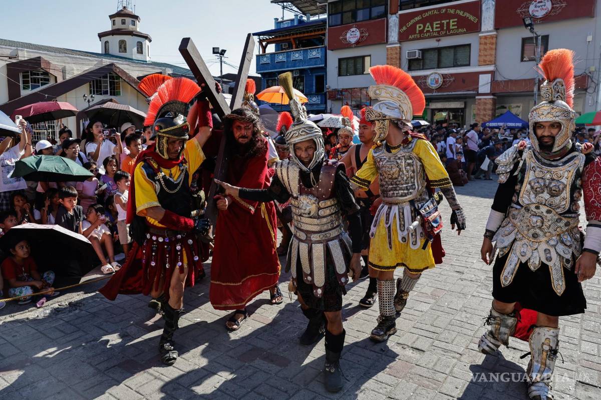 $!Las crucifixiones de Filipinas son una de las celebraciones de Semana Santa más peculiares del mundo y Ruben Enaje es un conocido participante de esta tradición.