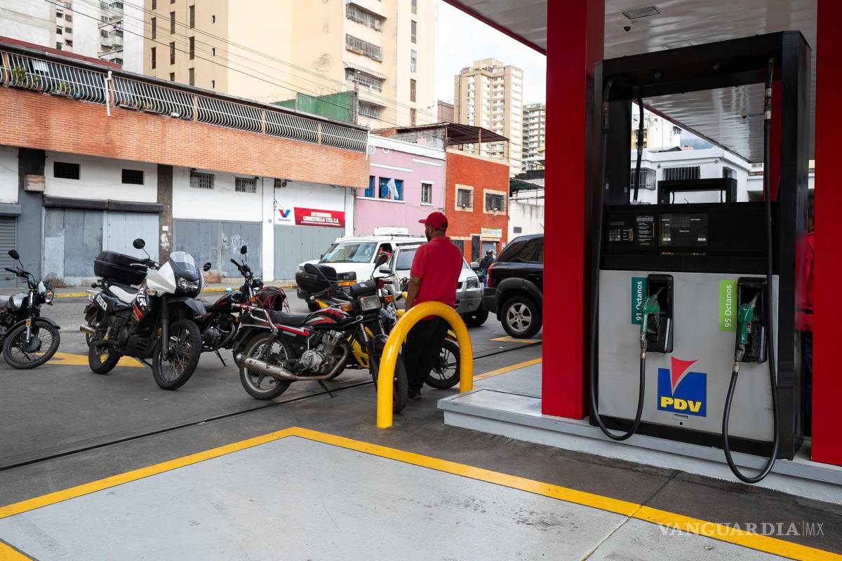 $!Personas esperan en una estación de servicio de gasolina este domingo, en Caracas, Venezuela.