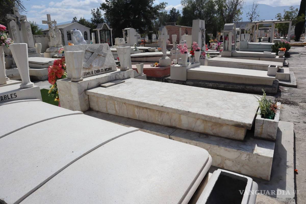 $!Los administradores de panteones y vendedores de flores esperan un aumento en el flujo de visitantes durante la tarde del Día de los Muertos.