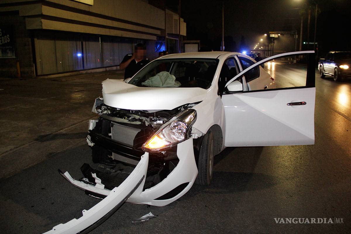 $!Se queda dormido y choca carro estacionado en Saltillo