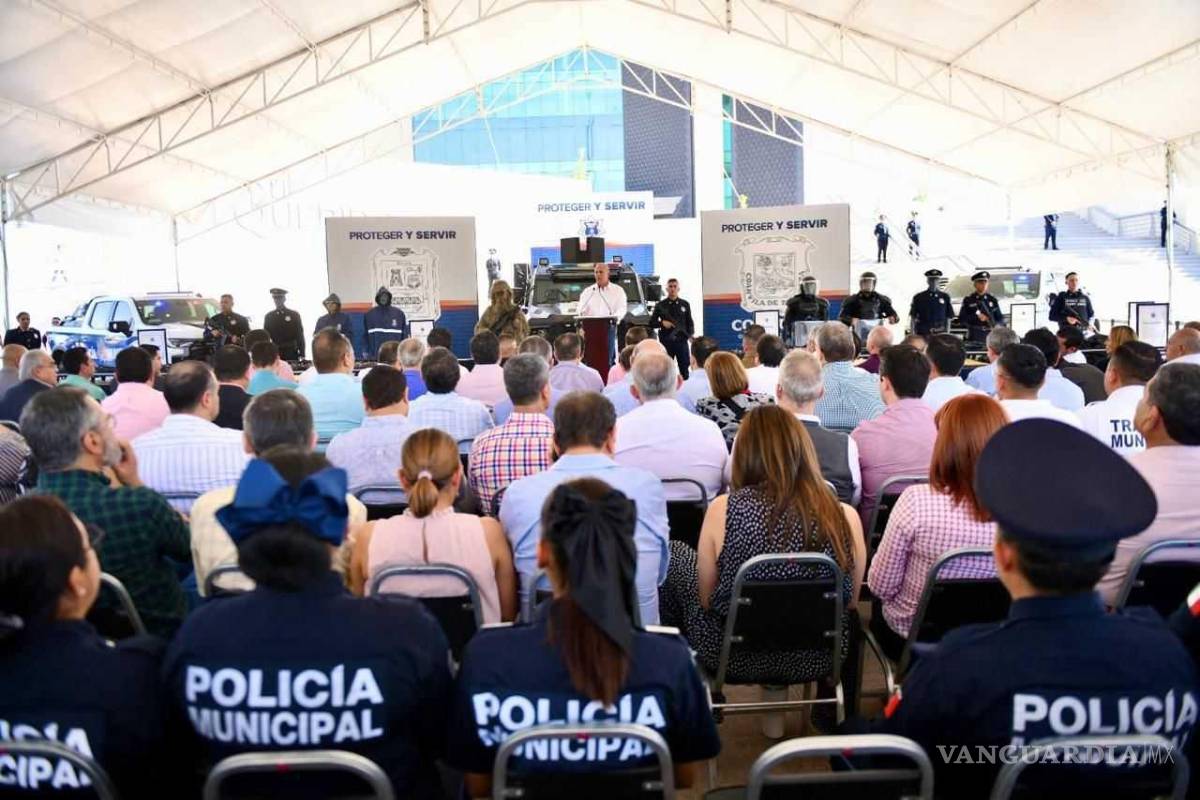 $!Asistieron al acto el secretario de Gobierno, Óscar Pimentel; el diputado local Felipe González; Federico Fernández, secretario de Seguridad Pública, Eduardo Olmos, secretario de Desarrollo Regional de La Laguna; Ulises Hernández, Magistrado del Tribunal Superior de Justicia y Eduardo Murra, empresario, entre otras personalidades.