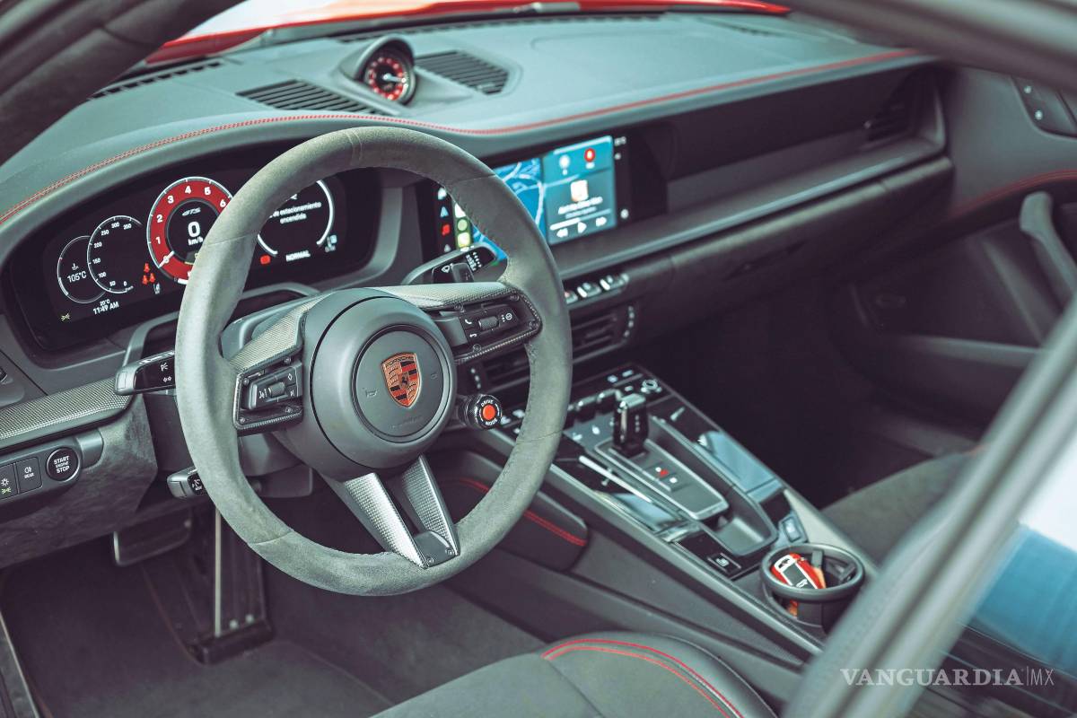 $!Un botón rojo en el volante activa el “boost” eléctrico, dando un empuje explosivo por 10 segundos.