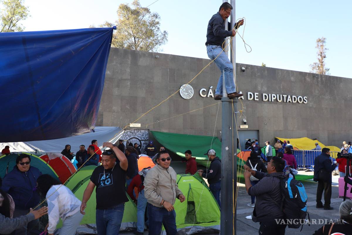 $!Maestros de CNTE colocaron un plantón afuera de la Cámara de Diputados como parte de su paro laboral de 48 horas.