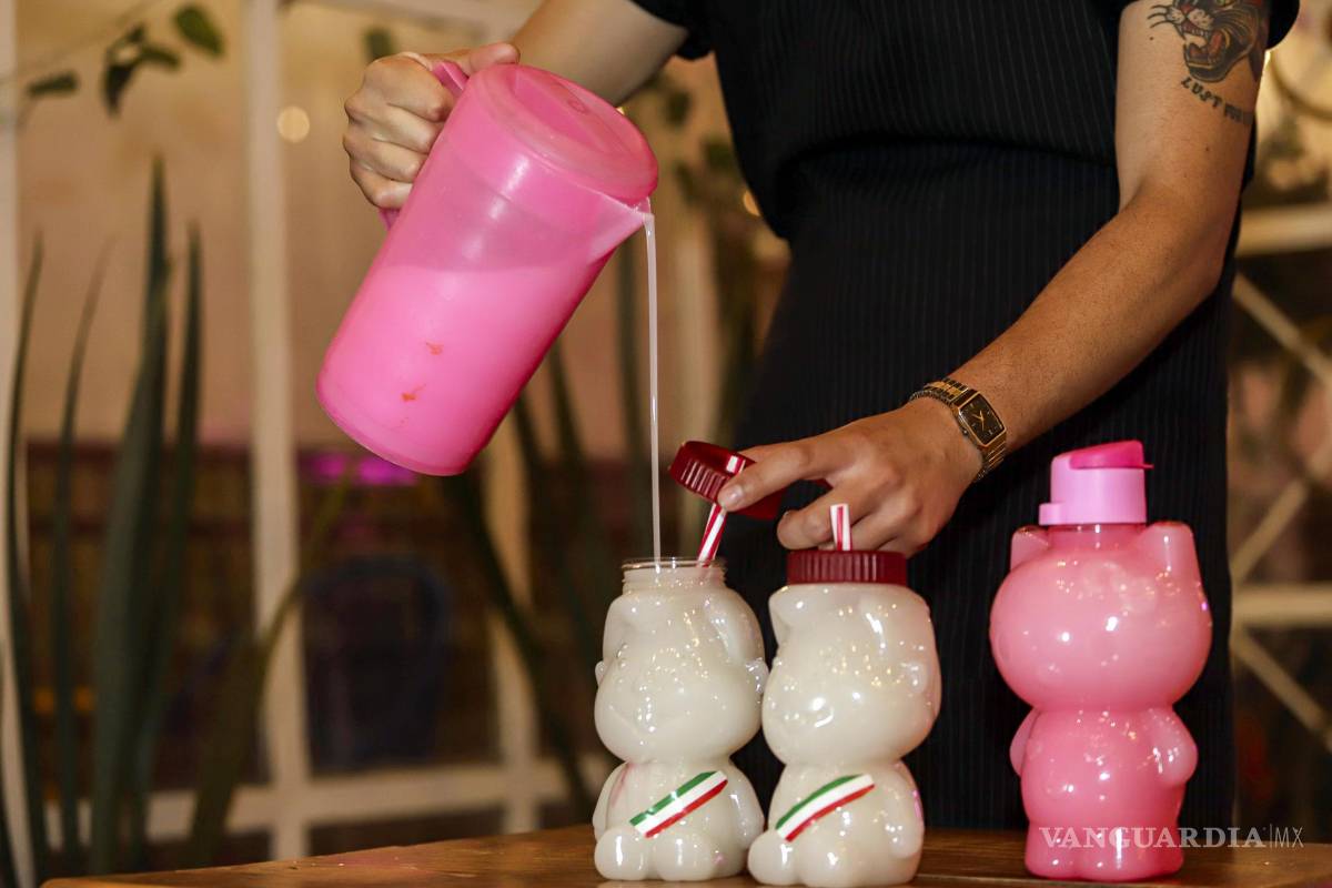 $!Una persona sirve pulque en un vaso con la imagen del presidente de México, Andrés Manuel López Obrador en la pulquería Calavera Coyote.