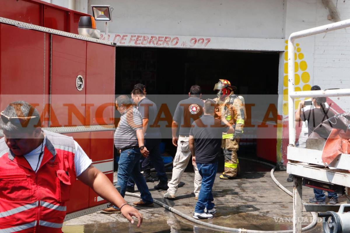 $!Fuerte incendio en bodega a la altura de la Central de Abastos alarma a Saltillo
