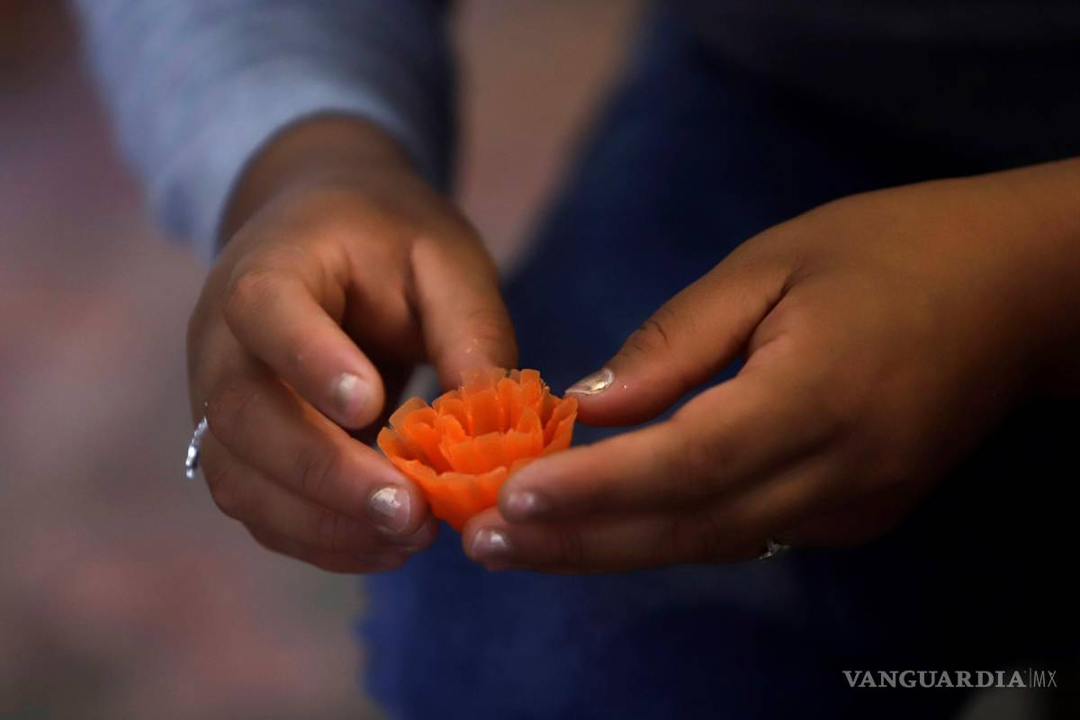 Velas escamadas iluminan el camino de las almas en los altares del Día de Muertos en México