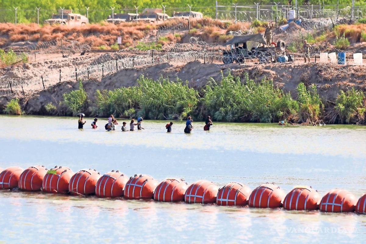 $!Bollas instaladas en el río Bravo, para intentar frenar el cruce de migrantes en la frontera de Texas con México.