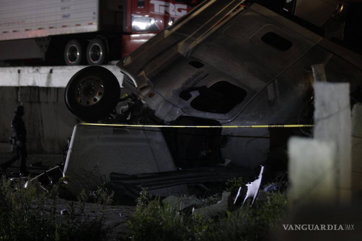 Tragedia en la Matehuala-Saltillo, conductor de tráiler pierde la vida en volcadura