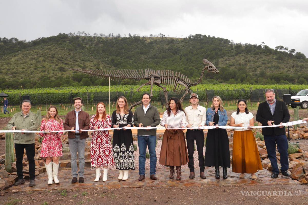 $!Autoridades estatales y municipales encabezaron la develación del nuevo ícono turístico de Vinos D’Guadiana en Arteaga.