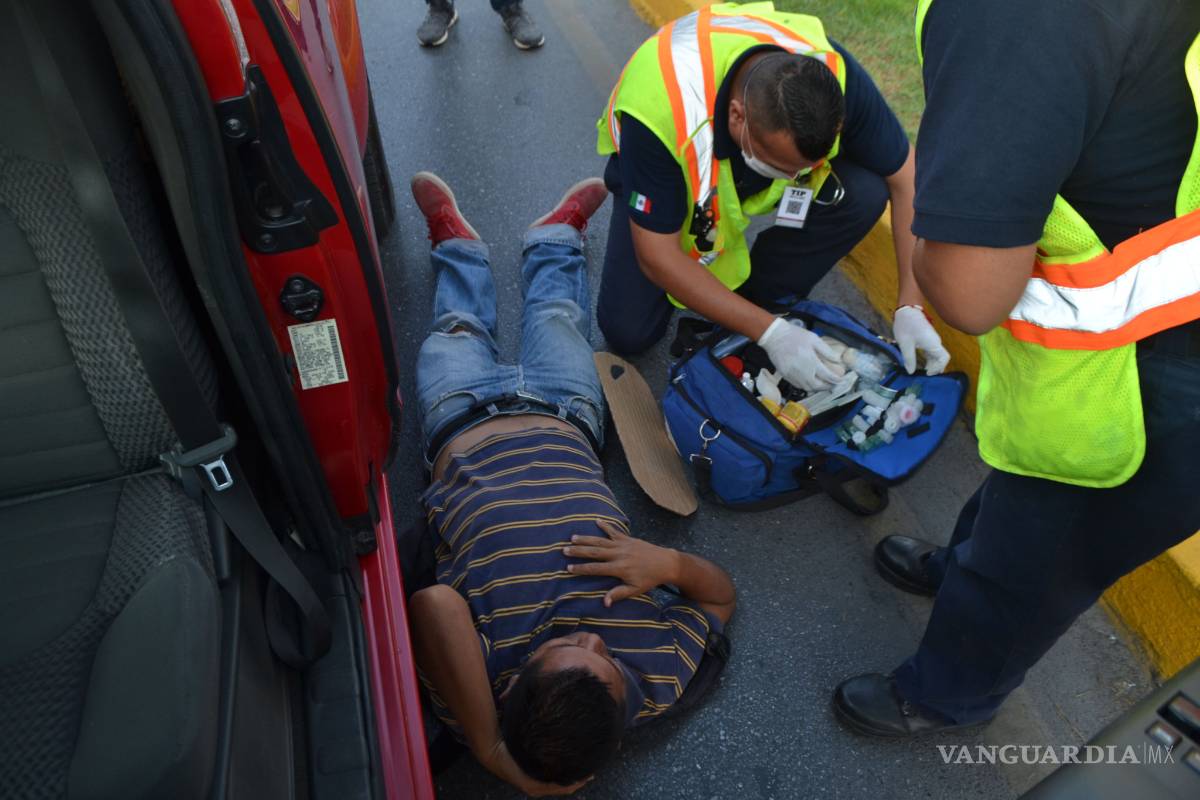 Lo tumba camioneta al cruzar un bulevar de Saltillo