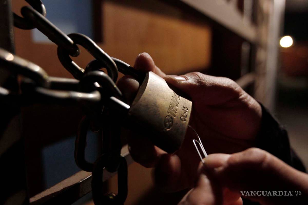 $!Ladrones saquean tres casas en Saltillo