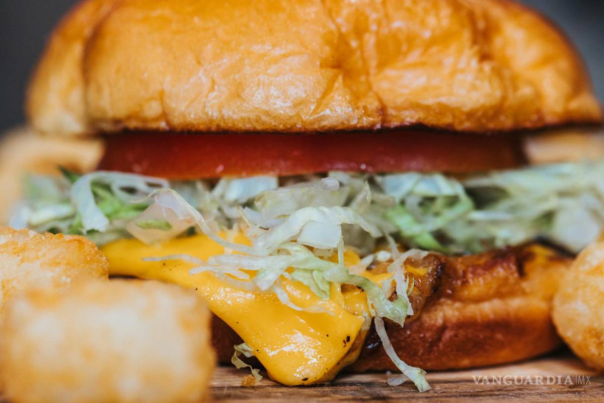 ¡Deléitate con estas cuatro irresistibles recetas de hamburguesas caseras!