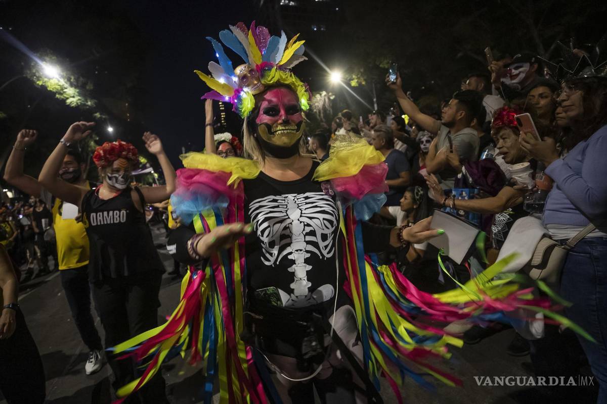 $!Personas caracterizadas de Catrinas participan en la Procesión de Catrinas como parte de las celebraciones por el Día de Muertos, en Ciudad de México.