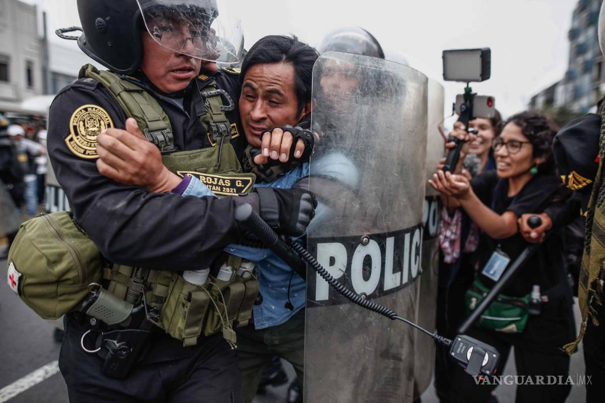 $!Manifestantes que respaldan al destituido presidente Pedro Castillo enfrentan a la Policía a las afueras de la Prefectura de Lima.