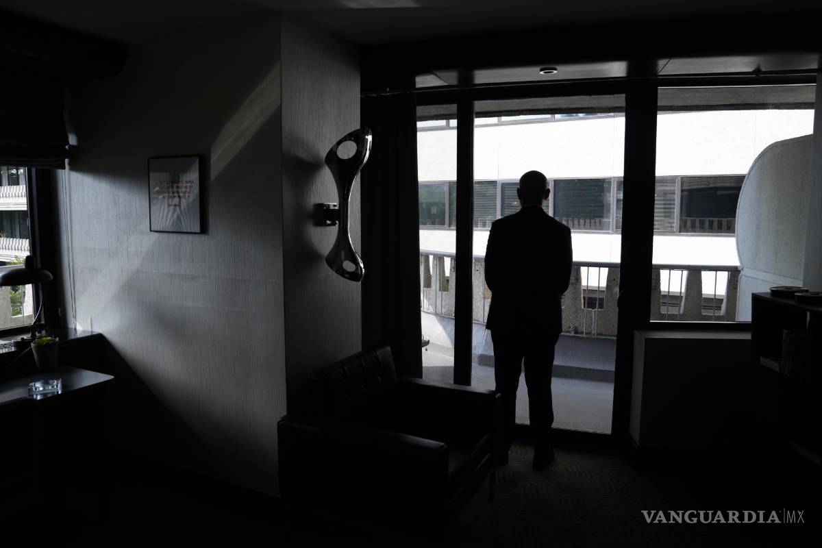 $!Un miembro del personal mira por la ventana del The ‘Scandal Room’ en el Hotel Watergate, Washington D.C.