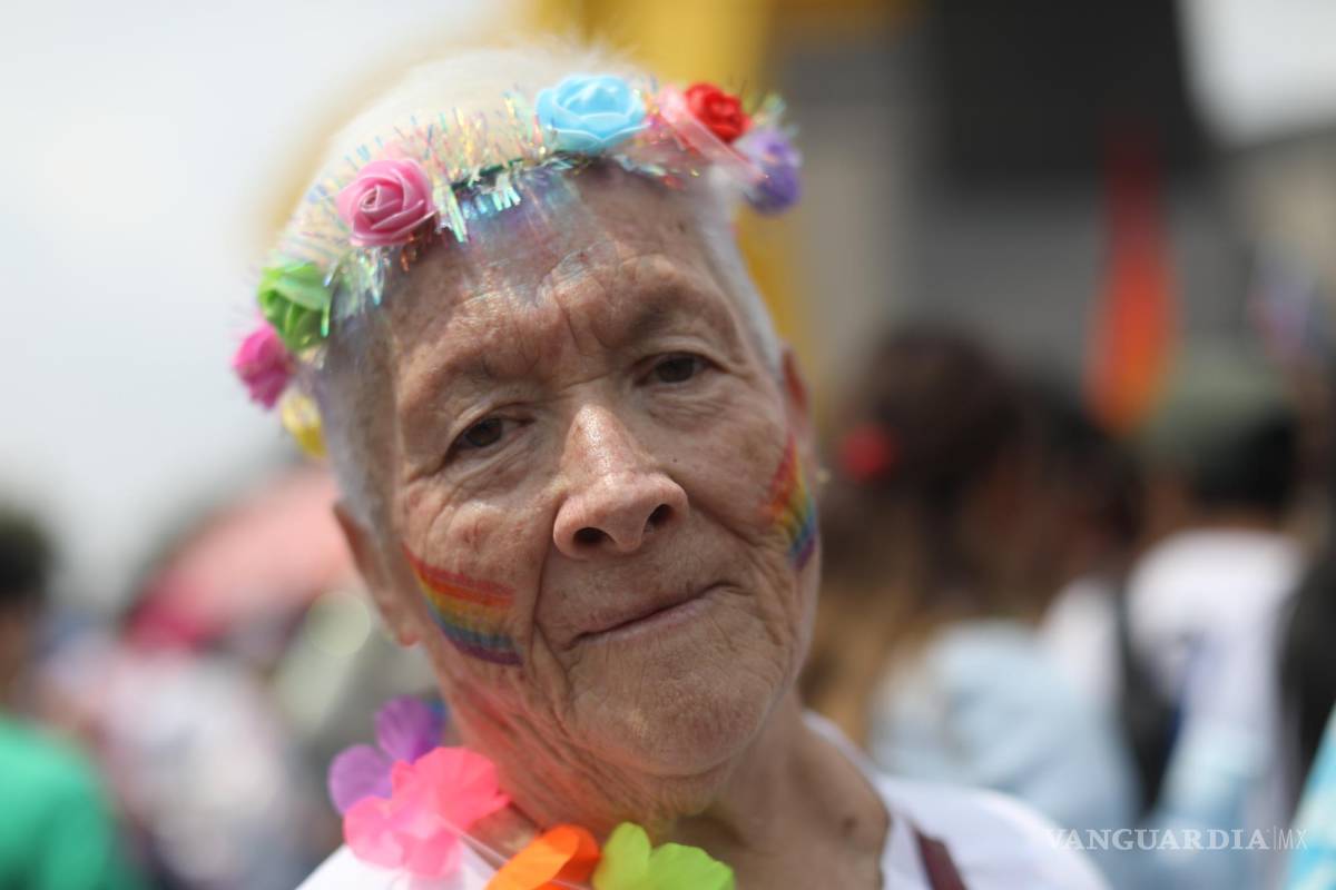 $!Miles de personas participan en la marcha del Orgullo LGBT+ en la Ciudad de México.