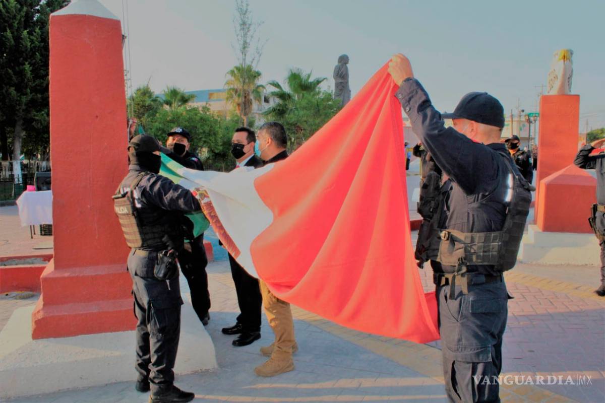 Inician mes patrio con izamiento de la bandera nacional en Castaños