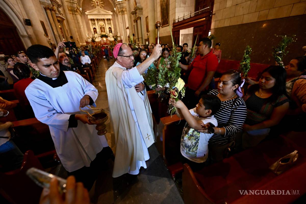 $!El obispo Hilario González ofició la tradicional misa de Domingo de Ramos, con lo que inicia la Semana Santa para los fieles católicos.