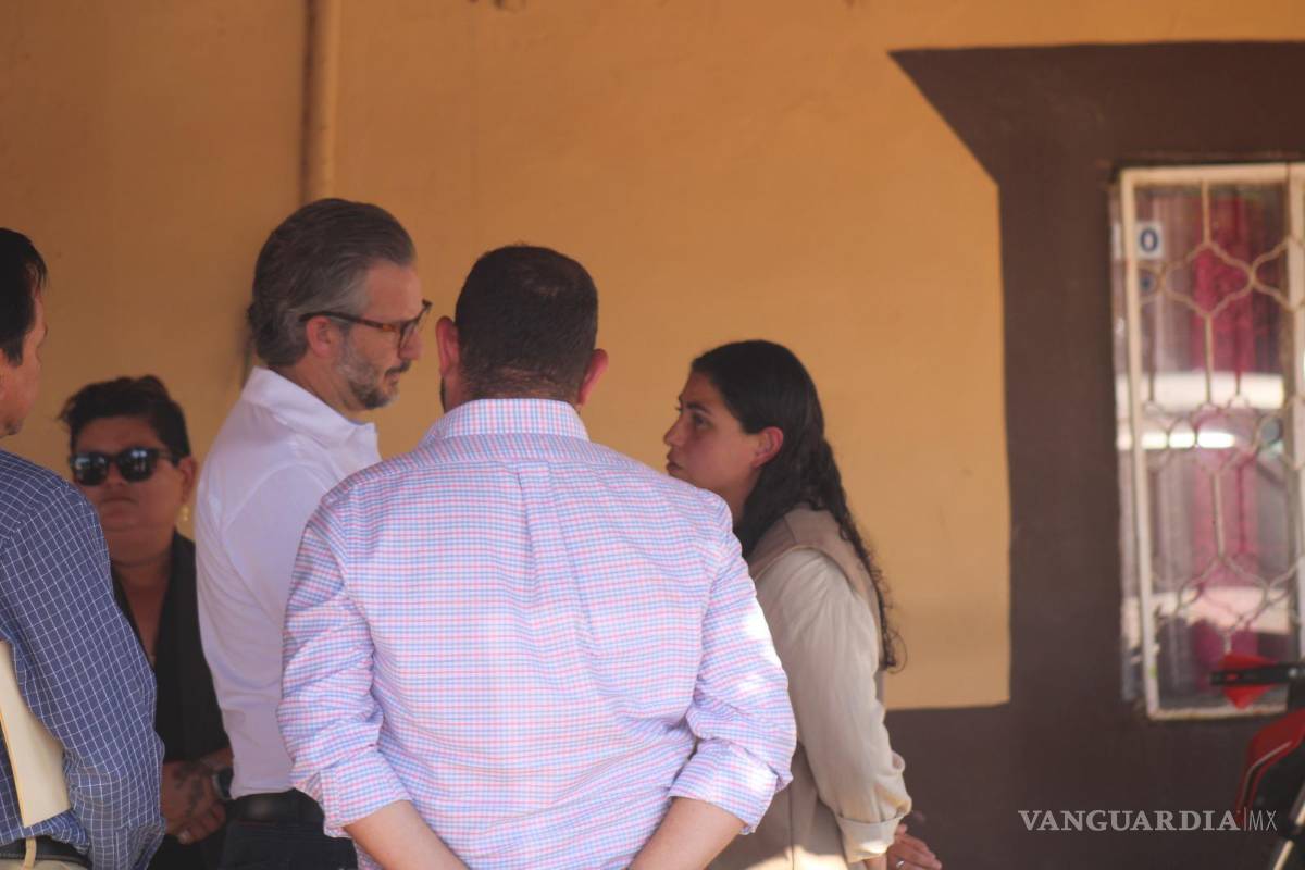 $!El secretario de Educación, Emanuel Garza, ofreció su apoyo a la familia del niño fallecido.