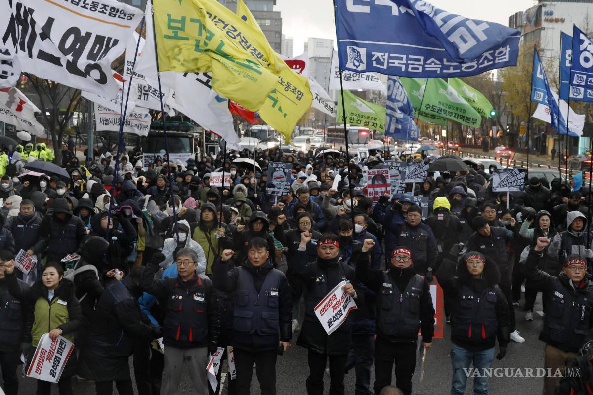 $!Miembros de la Confederación Coreana de Sindicatos (KCTU)en una manifestación para pedir la destitución y el impeachment del presidente surcoreano en Seúl.