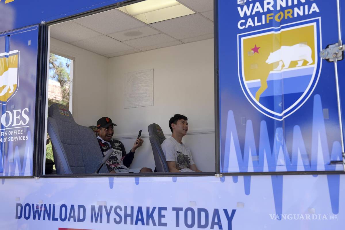 $!Personas interactúan en un simulador de terremotos este miércoles, en la Universidad de California en Los Ángeles.
