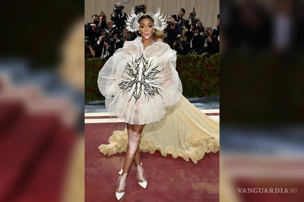 $!La modelo optó por un vaporoso vestido