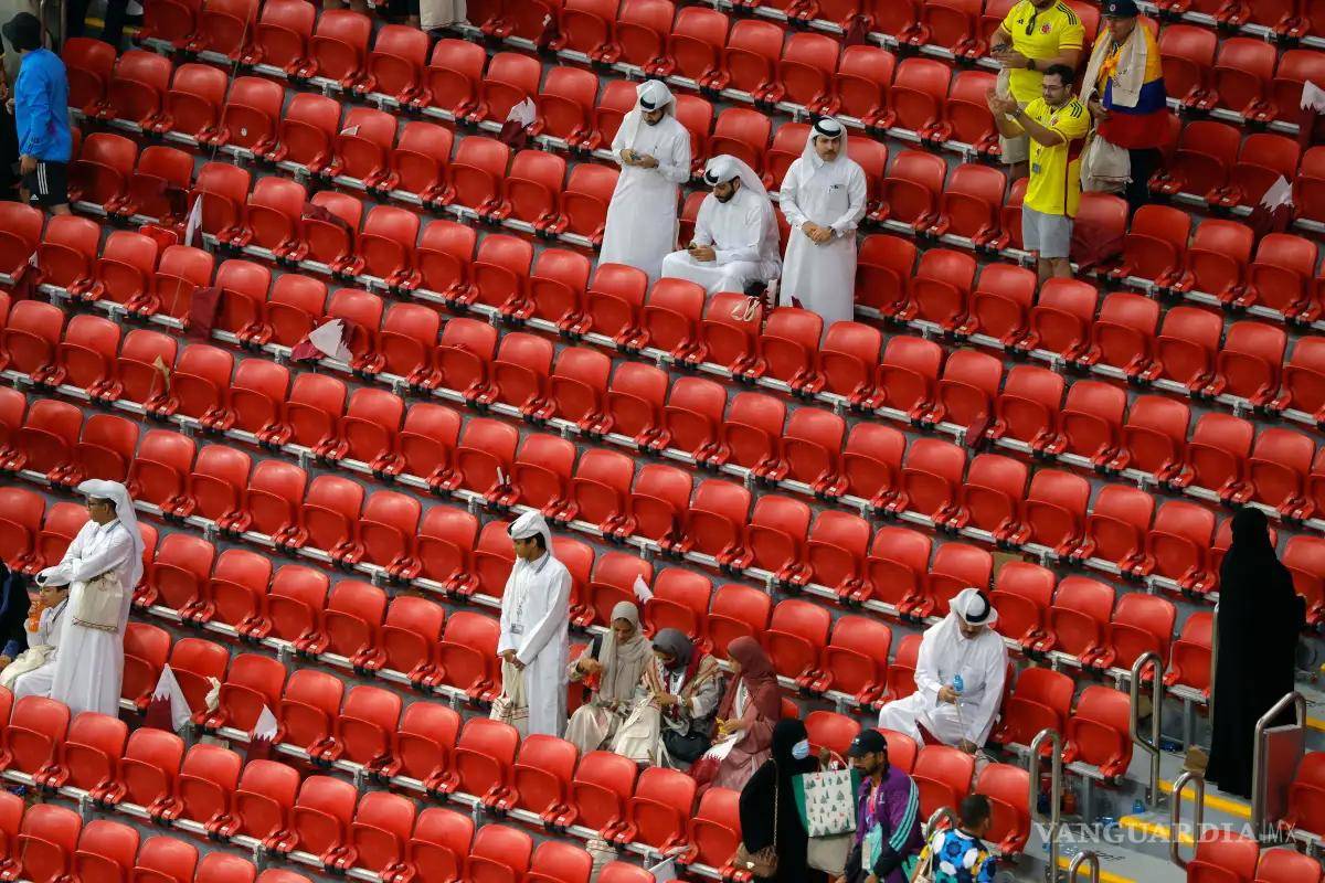 ¿Acarreados en Qatar?... Por qué huyó el público en el medio tiempo del partido inaugural