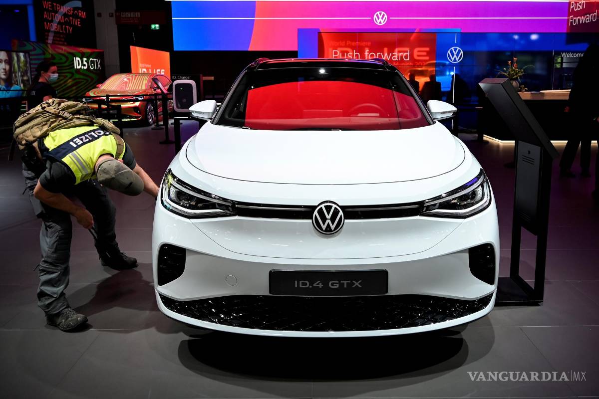 $!Un escuadrón de bombas de la policía revisa un Volkswagen VW ID.4 GTX en el Salón Internacional del Automóvil IAA en Munich, Alemania. EFE/EPA/Sascha Stenbach
