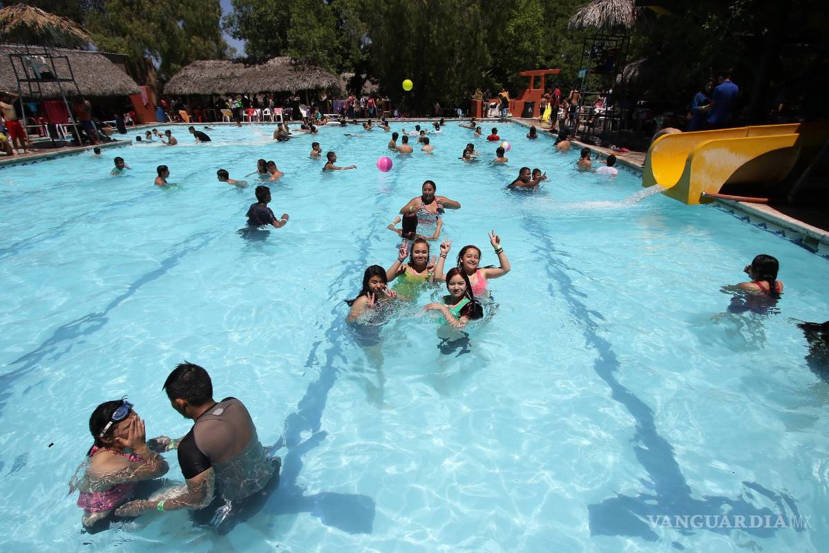 En Saltillo jóvenes abarrotan los balnearios