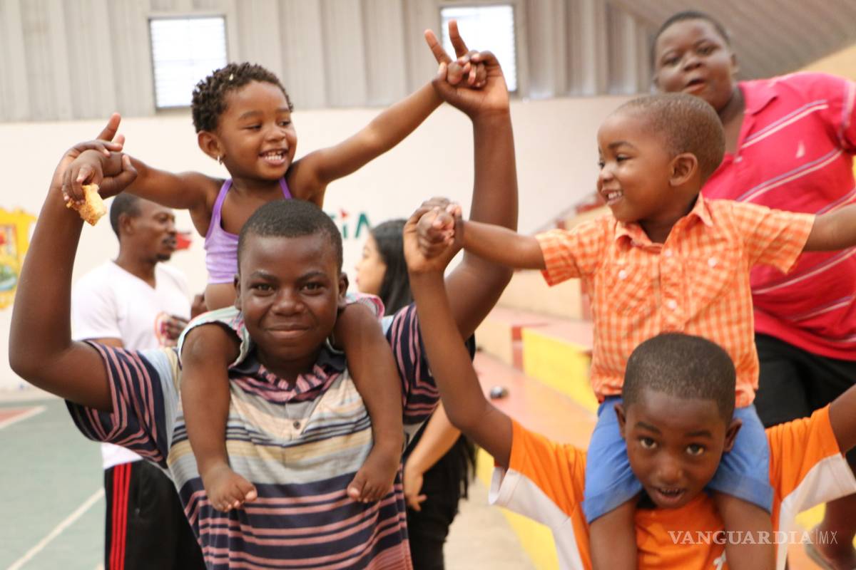 Agentes de la Patrulla Fronteriza de Eagle Pass detienen a un grupo de 15 migrantes del Congo