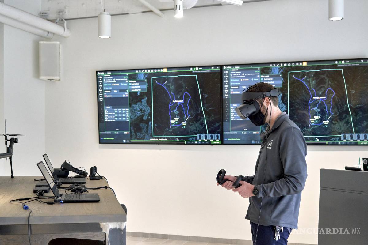 $!Un empleado muestra un software de detección y seguimiento basado en inteligencia artificial, utilizado por el ejército, en la sede de Anduril Industries.