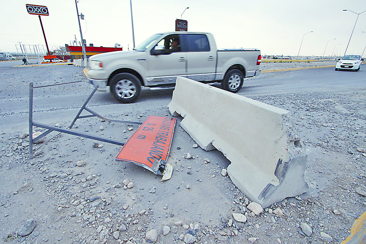 Ciudadanos del oriente de Saltillo circulan por carriles de obra inconclusa en bulevar Otilio González