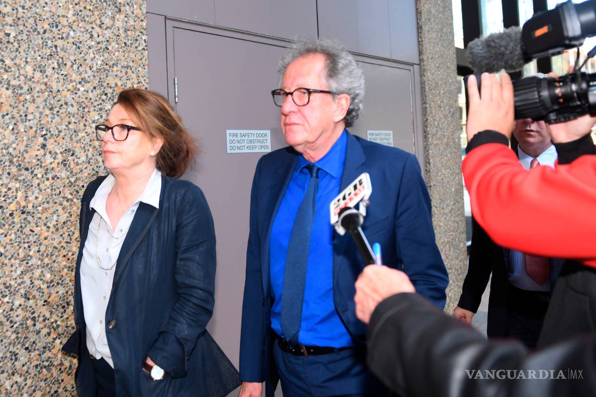 Geoffrye Rush dice al juez que artículo difamatorio afectó su vida y carrera