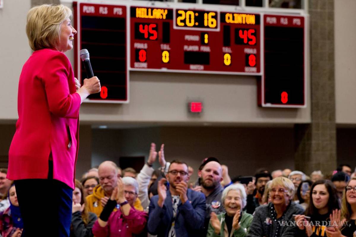Votantes latinos prefieren a Clinton que a Trump, según encuesta