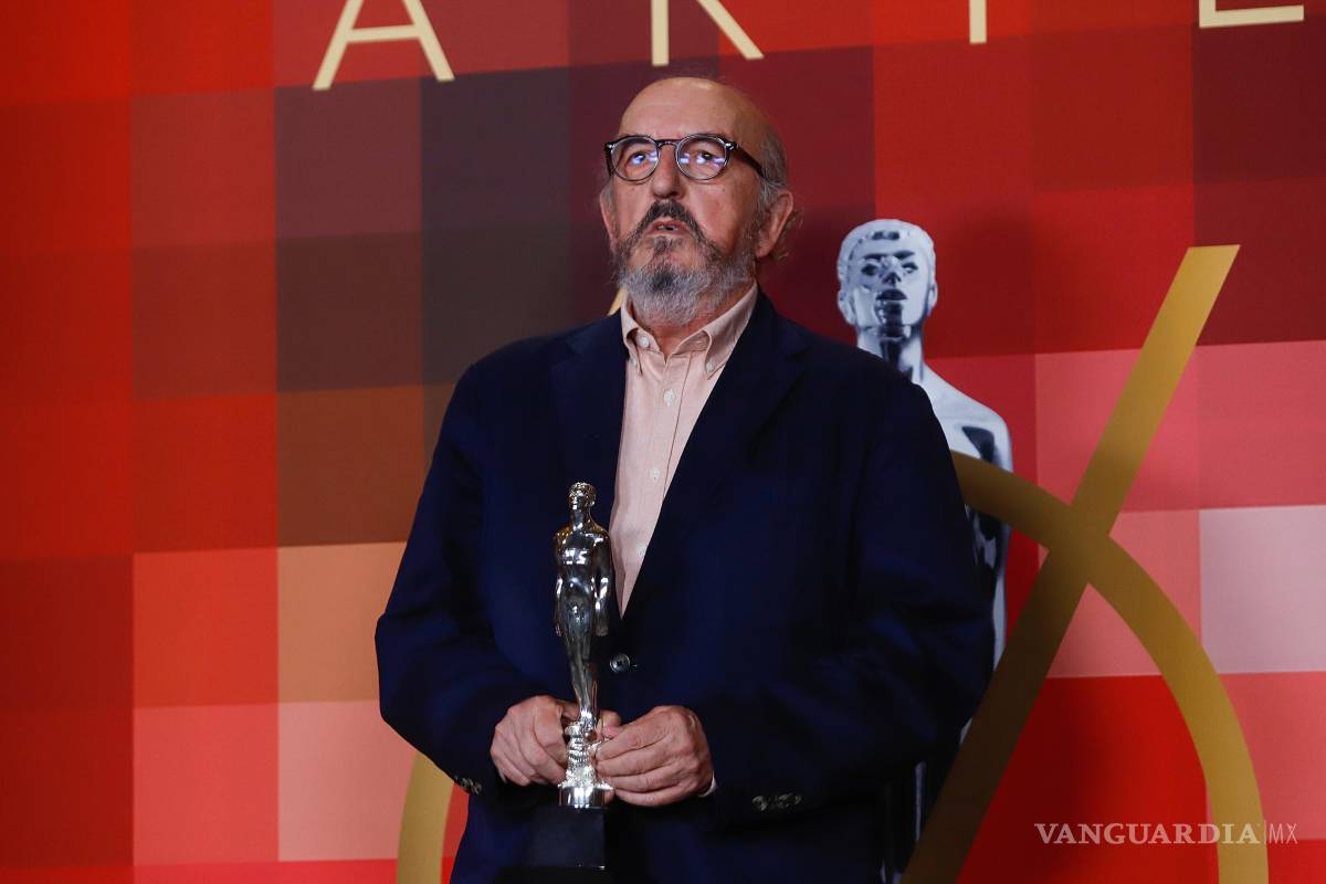 $!El productor español, Jaume Roures posa con el Ariel a mejor película Iberoamericana por El buen patrón, en la entrega de los premios Ariel.