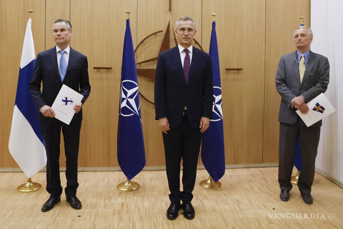 $!El embajador de Finlandia ante la OTAN, Klaus Korhonen, el secretario general de la OTAN, Jens Stoltenberg, y el embajador de Suecia ante la OTAN, Axel Wernhoff.