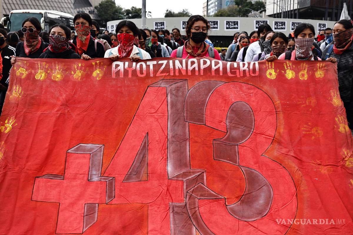 $!Estudiantes y padres de los 43 desaparecidos de Ayotzinapa protestan este miércoles, en Ciudad de México (México).