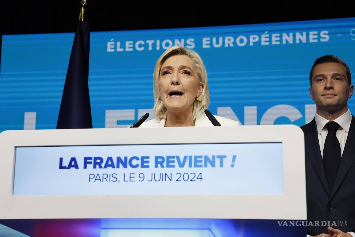 $!Marine Le Pen (i), líder del partido parlamentario Agrupación Nacional, pronuncia un discurso en París, Francia.