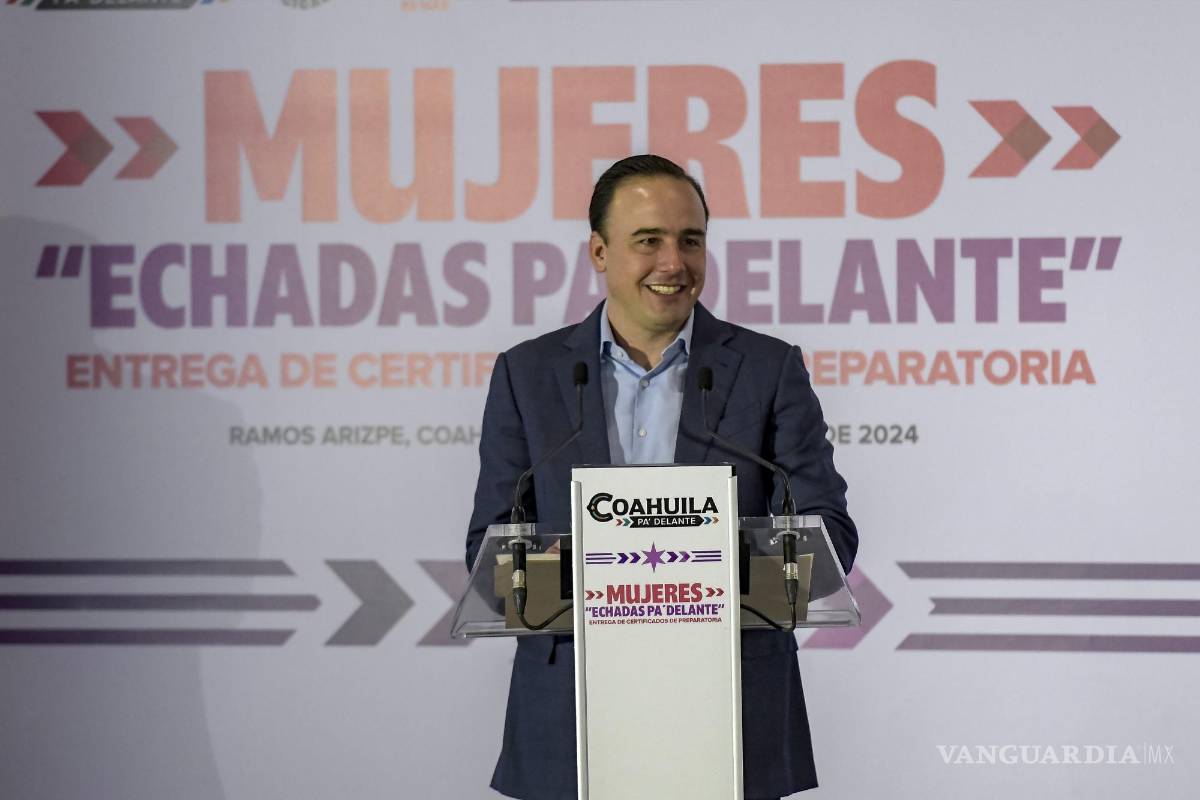 $!Manolo Jiménez elogió la determinación de las mujeres que superaron obstáculos para obtener su educación y destaca el papel fundamental de la mujer en fortalecer la sociedad.