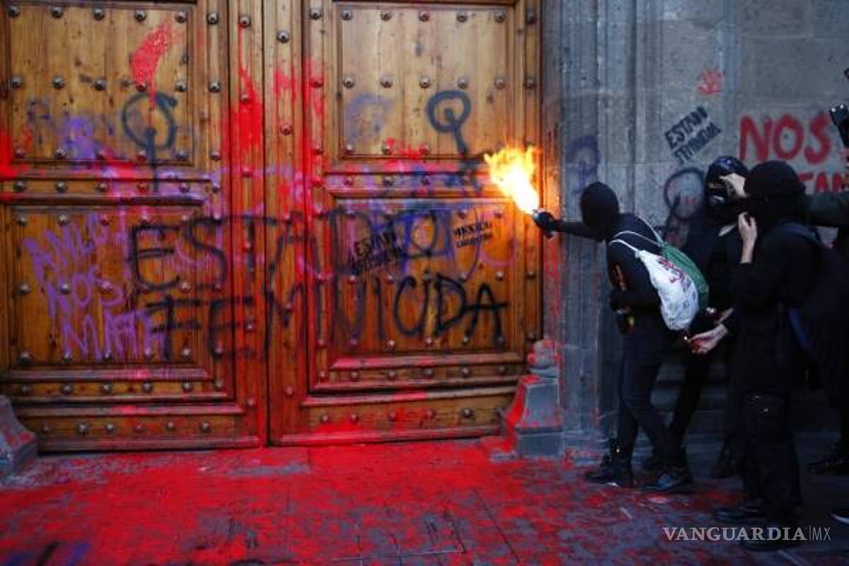 “No nos pinten las puertas, las paredes&quot;: AMLO le pide a manifestantes no grafiteen Palacio Nacional