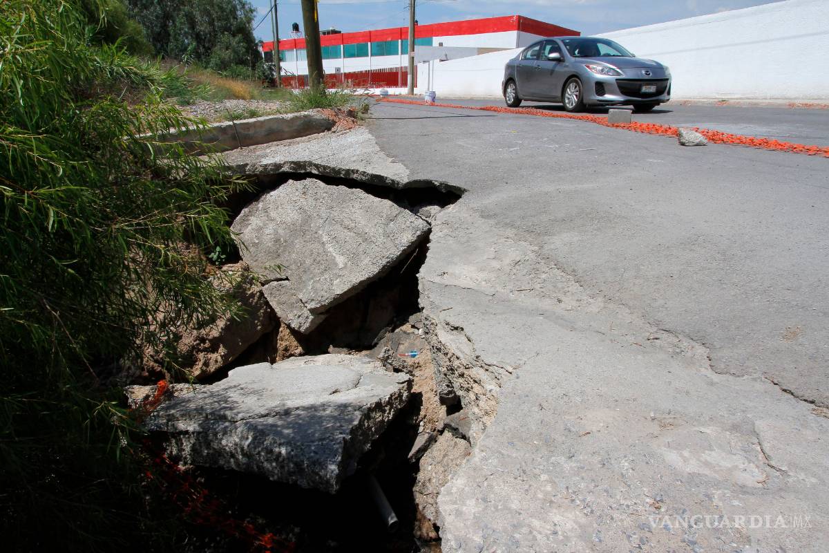 $!Arroyo Ceballos pone en riesgo a saltillenses: se desgajan calles