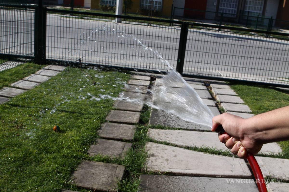 En redes recomiendan tirar cubetas de agua en la calle para hacer que llueva, pero... ¿será verdad?