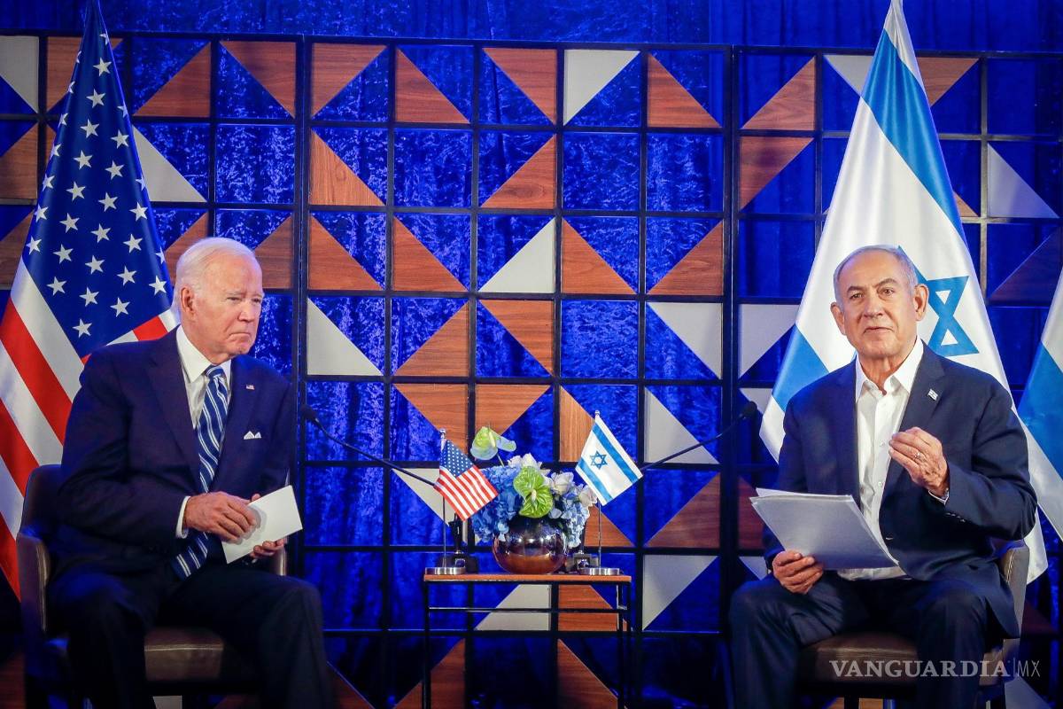 $!Tel Aviv (Israel), 18/10/2023.- El presidente estadounidense Joe Biden y el primer ministro israelí Benjamin Netanyahu durante una conferencia de prensa conjunta en Tel Aviv, Israel, este miércoles. El Presidente Biden prometió el apoyo de Estados Unidos a Israel y afirmó que el ataque nocturno a un hospital en la franja de Gaza 'parece' haber sido provocado 'por el otro equipo' EFE/EPA/MIRIAM ALSTER/POOL