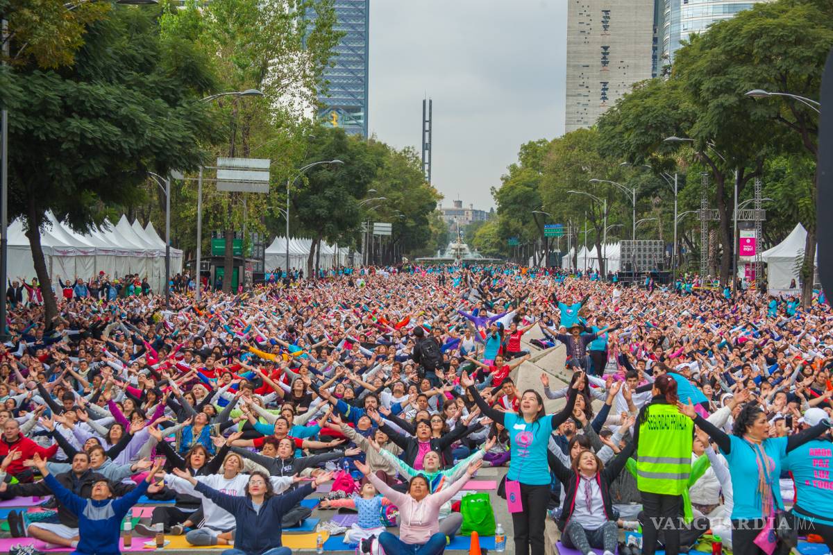 Miles de personas participaron en la meditación global masiva por la paz.