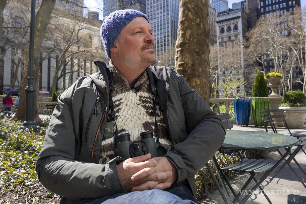 $!AEl naturalista urbano Gabriel Willow posa durante una entrevista con EFE este lunes, en el Bryant Park en Nueva York.
